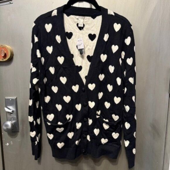 Retro Black & White heart V-neck cardigan sweater - Picture 2 of 16